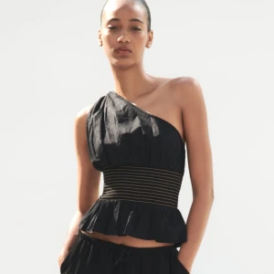 Festtopp - Jättefin festtopp från ZARA! Endast använd en gång!