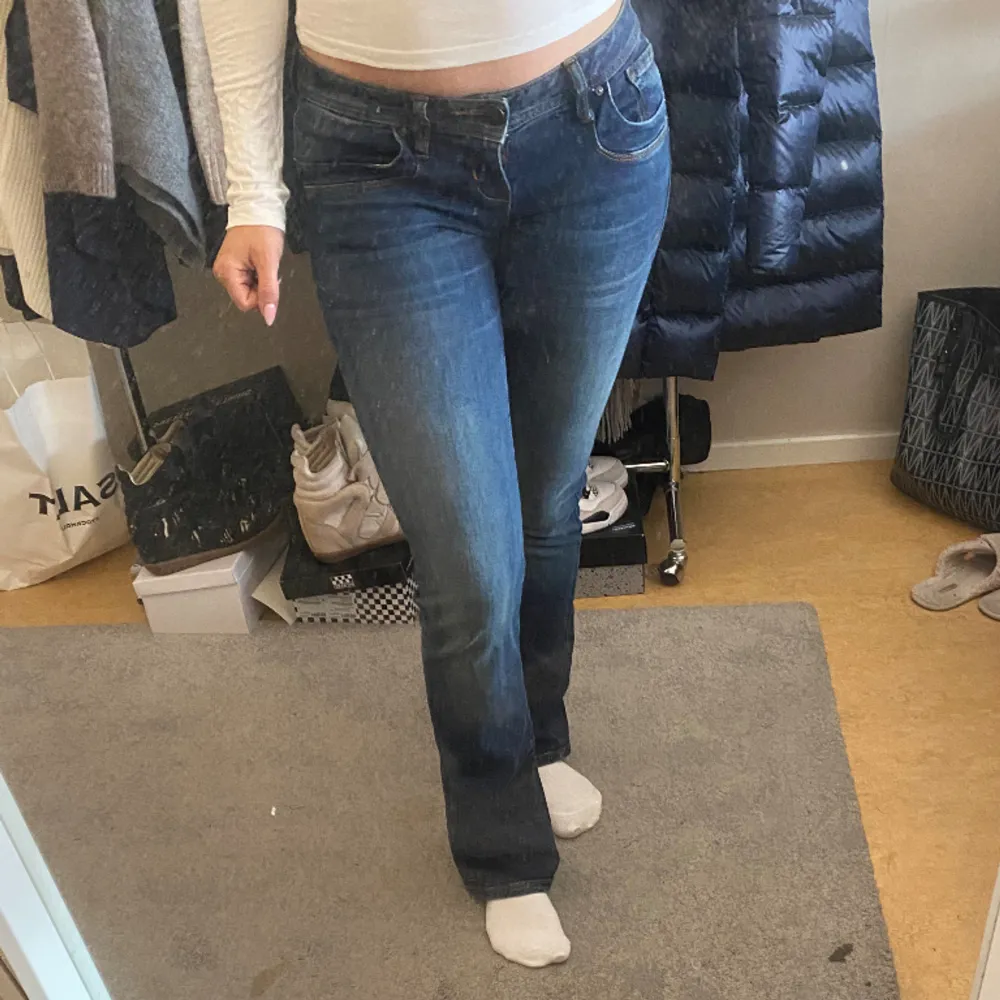 Säljer dessa jätte fina LTB jeans då dom är lite för korta för mig. Använda en gång helt i nyskick nypris 829. Pris kan diskuteras vid snabb affär 💕. Jeans & Byxor.