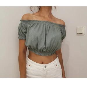 Grön topp i stl S nyskick - Jättefin grön topp i storlek S. Fint skick!