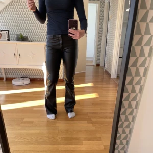 Bootcut skinnbyxor - Säljer dessa skinnbrallor från Gina tricot, har inte använt de super mycket, har inte ett ända märke eller något sådant. Säljer dom då dom va lite stora o kunde inte skicka tillbaka, har storlek 32 i vanliga fall. Skriv privat för fler bilder