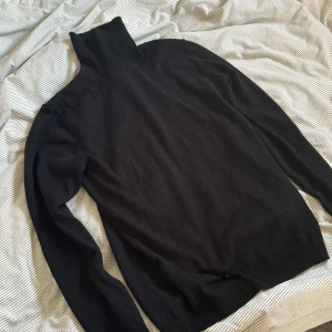 Polo tröja - Polo tröja från COLLUSION. Storlek L men liten i storlek så kommer definitivt passa en M. Använd 1 gång. Inga skador eller fläckar! 🖤