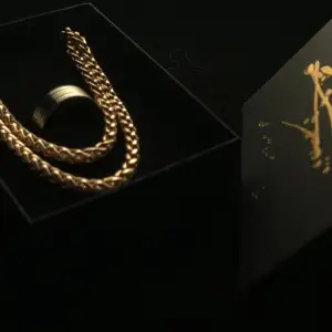 Helt nya strålande smycken. Fina och billiga. Tre st en halsband, en armband och en ring. 