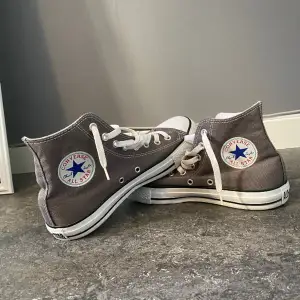 Grå Converse använd et par gånger men i väldigt bra skick. Storlek 41  Skick 8/10