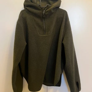 Arket Fleece  - Mörkgrön arket fleece, använd varsamt, fint skick! Storlek M men passar mig som har S bra😊
