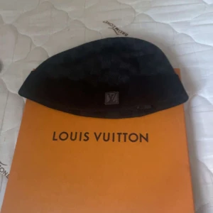 Louis Vuitton mössa - Snygg o fräsch lv mössa nästan oanvänd äkta kommer med kvitto och box 