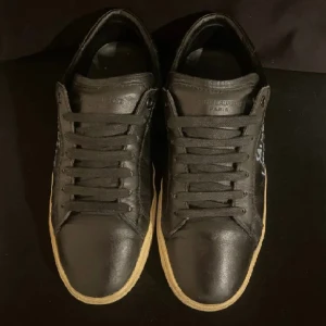 Saint Laurent Skor - Skor från Saint Laurent. Nypris 7199. Svarta med blåa detaljer. Storlek 40. Skick 7/10, har lite creases. Box och äkthetsbevis medföljer!👍🏻 