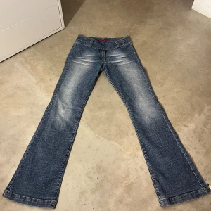 Lågmidjade jeans - Superfina Lågmidjade jeans med dragkedjor på bakbenen. Super fina. Lite stretchiga så funkar för större storlekar också. Mått i sista bilden❤️