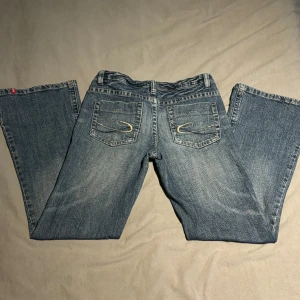 Low waist jeans bootcut - Såå fina lågmidjade jeans med utsvängda ben och tryck bak på fickorna💕 midjemått (rakt över) 38 och innerbenslängd 72.