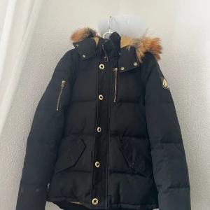 Moose Knuckles 3Q, Strl: S - Moose knuckles 3Q Jacka i begagnat skick. Den är sliten på en del ställen därav priset.   Storlek: Small Färg: Svart & Guld  Har själv köpt den begagnad så har ingen koll på äkthet etc.