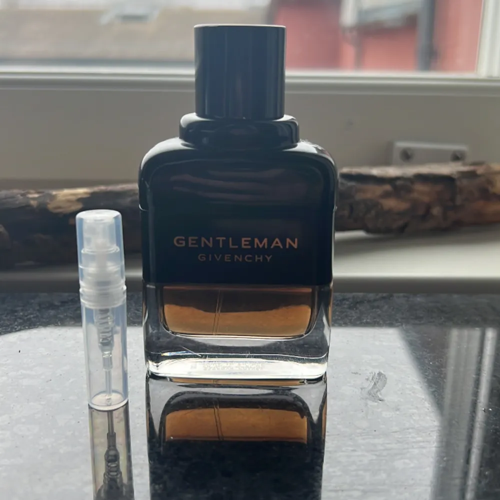 Sexy, boozy and mouthwatering date night iris scent, comes in a 2 ml decant but is filled halfway so it becomes a 1 ml sample.. Övrigt.