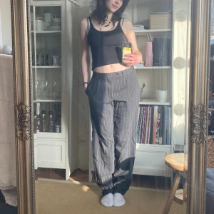 Grå kostymbyxor🤍 - Jättefina grå kostymbyxor❤️‍🔥 Inte hittat storlek i dem men jag på bilden brukar bära storlek M och 32 i midja, dessa sitter väldigt bra i midjan på mig. Köparen står för ev frakt💞