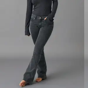 Säljer dessa lågmidjade grå bootcut jeansen då de inte kommer till användning. Väldigt bra skick då de endast är använda ett fåtal gånger!💕