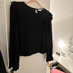 Blus med volang  - Blus med volang från veromoda som aldrig är använd och den köptes för en månad sedan 