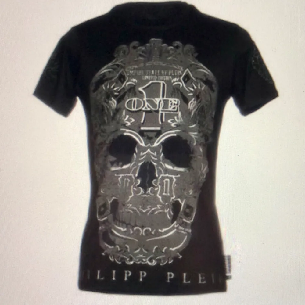 Philipp plein t shirt köpt från yoox för runt 3700kr  , knappt använd och ren.. T-shirts.
