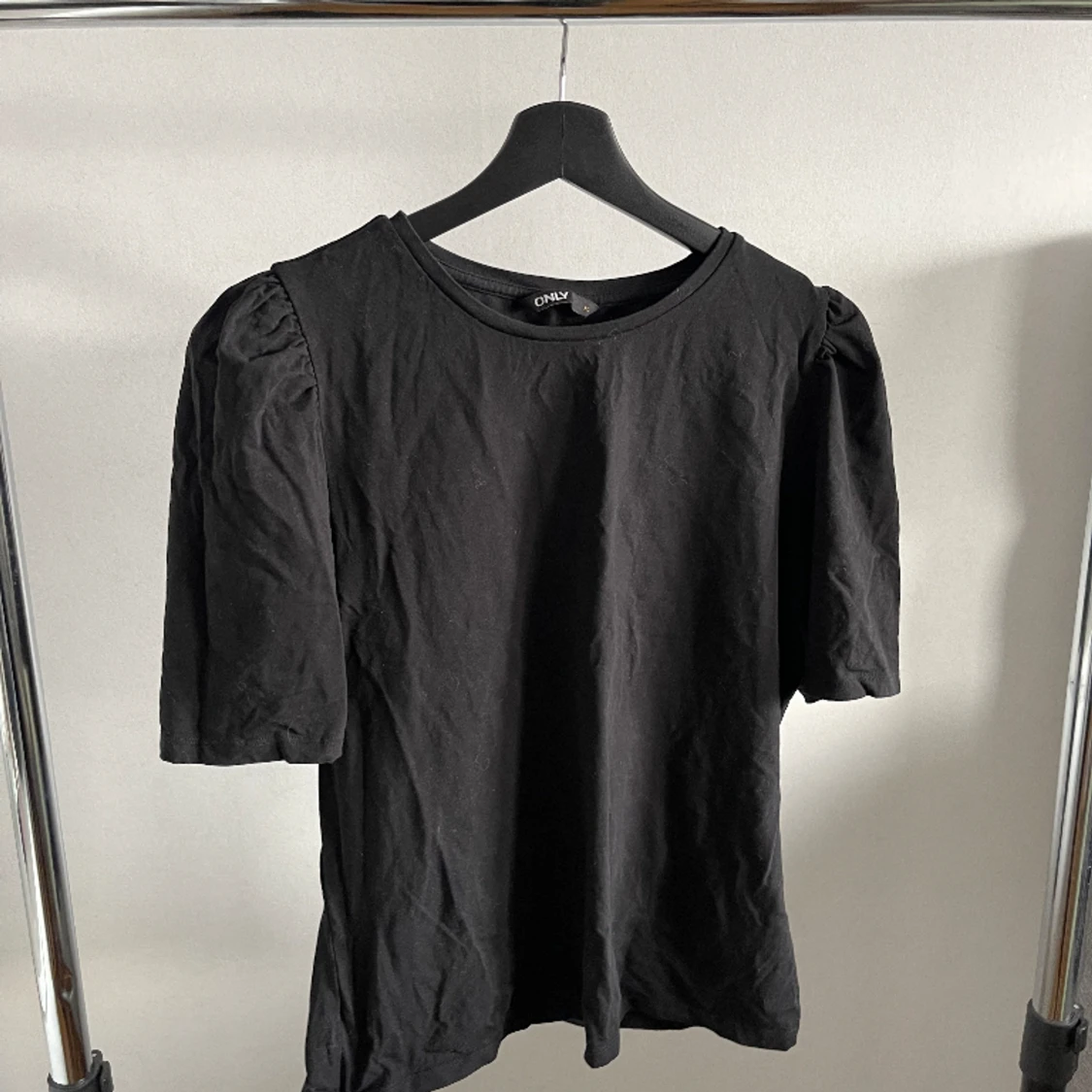 T-shirt med puffiga axlar 