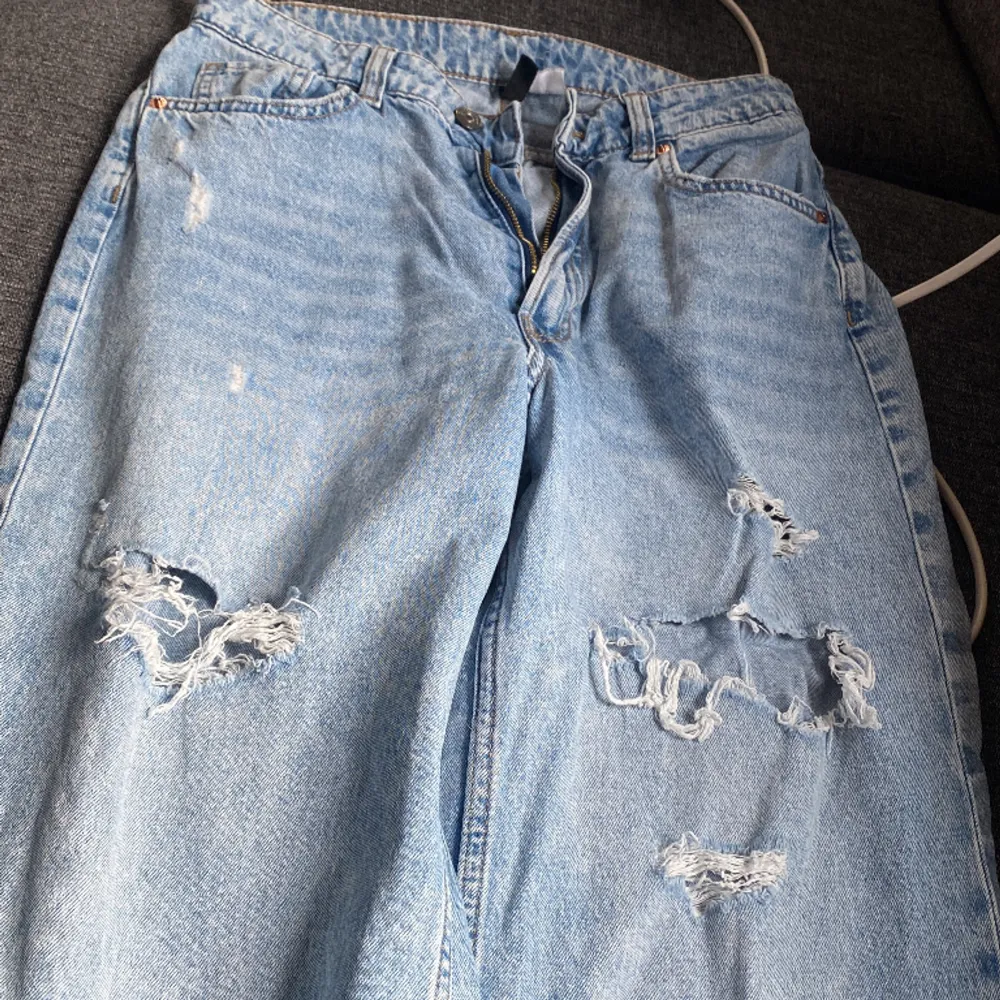 Säljer dessa jeans eftersom de blivit för små för mig😢 Att dom är håliga är en del av själva modellen så de är inte jag som haft i sönder de, dock har hålen blivit lite slitna eftersom jag använt de rätt så mycket men de är inget man tänker på. . Jeans & Byxor.