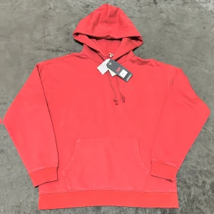 Levi's Huvtröja New Original Hoodie - Huvtröja New Original Hoodie från Levi's. Huva med dragsko, en liten broderad Levi's-logo på bröstet och magficka. Ribbade muddar i ärmslut och nedtill.