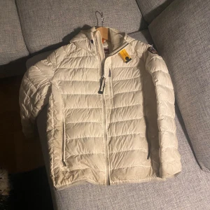 Parajumper  - Hej! Jag tog bilden för ett tag sedan därför är den smutsiga har tvättat den. Den är använd upp till 50 gånger och är väldigt snygg skick jätte bra inga hål eller skador på vår jackan.