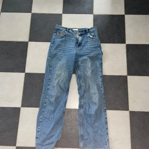 Ginatricot-jeans - Har två exakt likadana (visade det sig för jag föll för dessa och snubblade över det faktum att ett par identiska väntade mig där hemma) så dessa söker nu ett nytt hem🥰