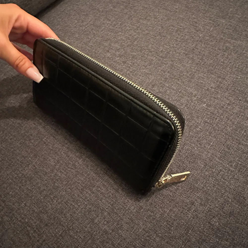 Knappt använd svart plånbok med guld dragkedja, även mycke plats inuti🩶. Väskor.