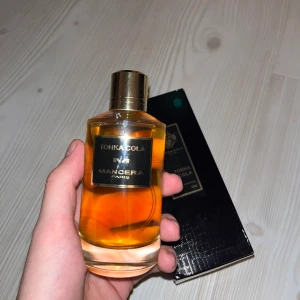 Mancera Tonka Cola - Mancera Tonka Cola 120ml Endast använd ett fåtal gånger skulle säga att det är 99% kvar av den. Köpt på riu parfym för 1630kr och Säljer den för 900kr