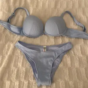 Säljer detta fina bikini över och underdel som aldrig är använt (endast överdelen är testad) storlek M i båda delarna. 