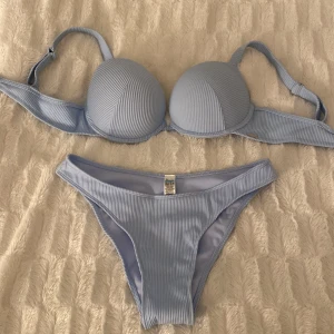 Bikini - Säljer detta fina bikini över och underdel som aldrig är använt (endast överdelen är testad) storlek M i båda delarna. 