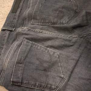 Jättefina lågmidjade, utsvängda jeans från ltb💓Passar mig som har S/36 i byxor och är 167. Dom är mörk gråa. Säljer då dom inte kommer till användning! 