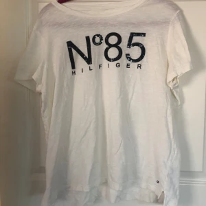 Hilfiger t-shirt  - T-shirt från hilfiger är i storlek L och är i bra skick