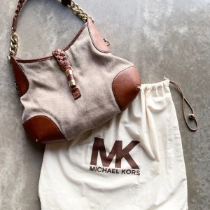 Vintage Michael kors väska - Vintage michael kors väska i nyskick, finns inte att köpa ny. Skriv privat vid funderingar!🙌🏼