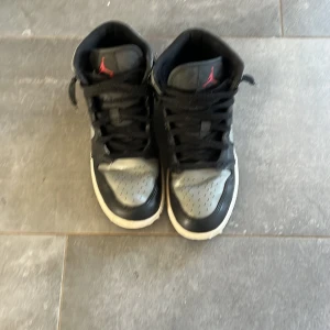 Jordan 1 mid  - Vill bara bli av med dem