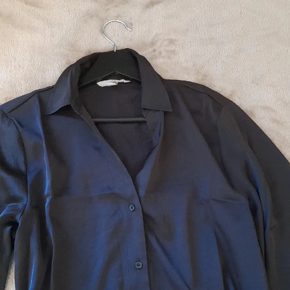 Silkes skjorta str S i Nyskick, från H&M. Oversize, Vringad. Pris kan diskuteras, du själv står för frakt. . Skjortor.