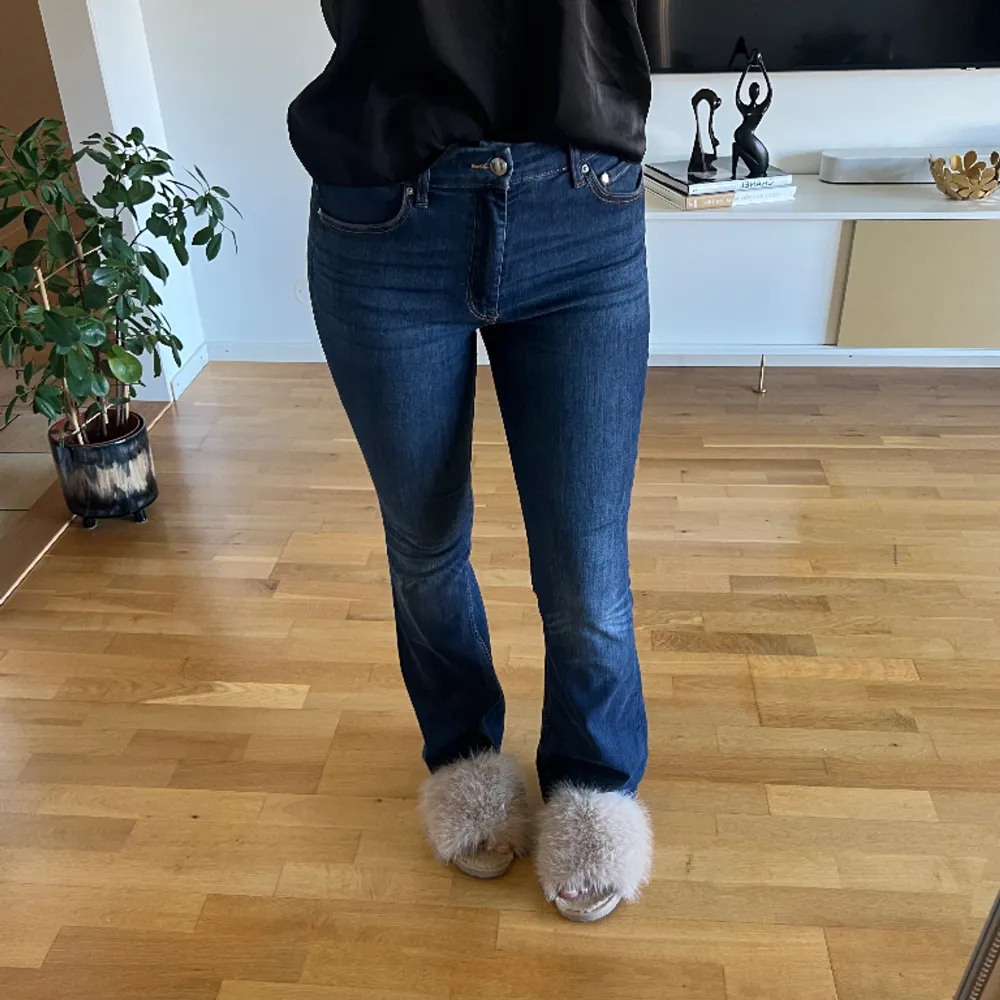 Säljer dessa snygga bootcut jeans från h&m då de inte kommer till användning, fint skick. Storlek 40 men passar mig som normalt bär storlek S och är ca 170cm. Skriv vid intresse eller frågor . . Klänningar.