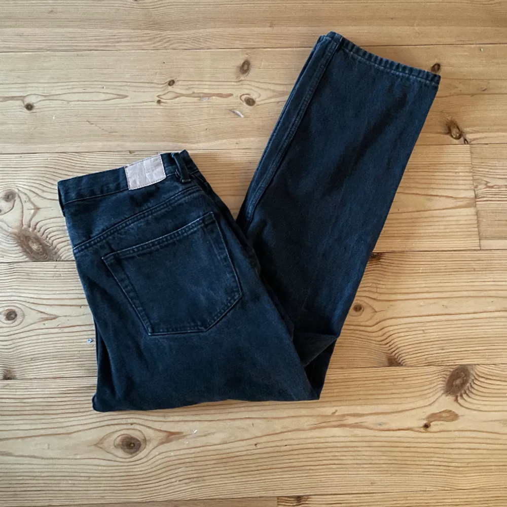 Säljer dessa jeans från Weekday med modell Relaxed Straight och storlek (30W/30L) Modellen på bilden är 180 Skriv för fler funderingar!. Jeans & Byxor.