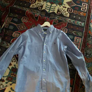 Säljer nu min snygga ljusblå skjorta from Pholo Ralph Lauren. Den passar M/L!