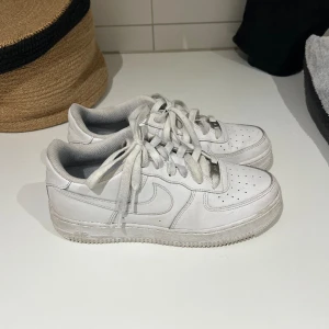 Nike air force 1 - Ett par Nike air force 1 sneakers k storlek 38,5. Använt ett par gånger och man ser att de är använda. Däremot k bra skick och inget är slitet eller förstört.