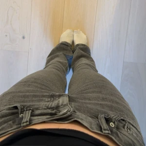 Gråa bootcut jeans - Ett par jättefina gråa jeans från gina tricot. Jeansens originals pris var 600kr.💕💕