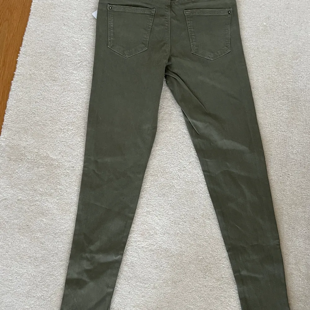 Gröna jeans / kids storlek, aldrig använda med etiketten fortfarande på.  Original pris 189kr. Sälj för 149kr  Storlek: 11/12 152cm  . Jeans & Byxor.