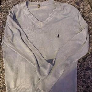 Ralph lauren tröja - En väldigt gammal modell av Ralph lauren tröja, står tyvärr ingen storlek på tröjan men skulle gissa på en S/M