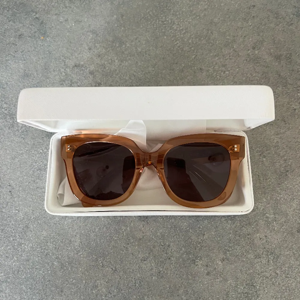 Säljer dessa Chimi solglasögonen, i modell #008 i färgen peach. Jättefint skick! . Accessoarer.