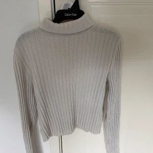 Stickad tröja  - Vit stickad tröja från Bershka i storlek M🤍