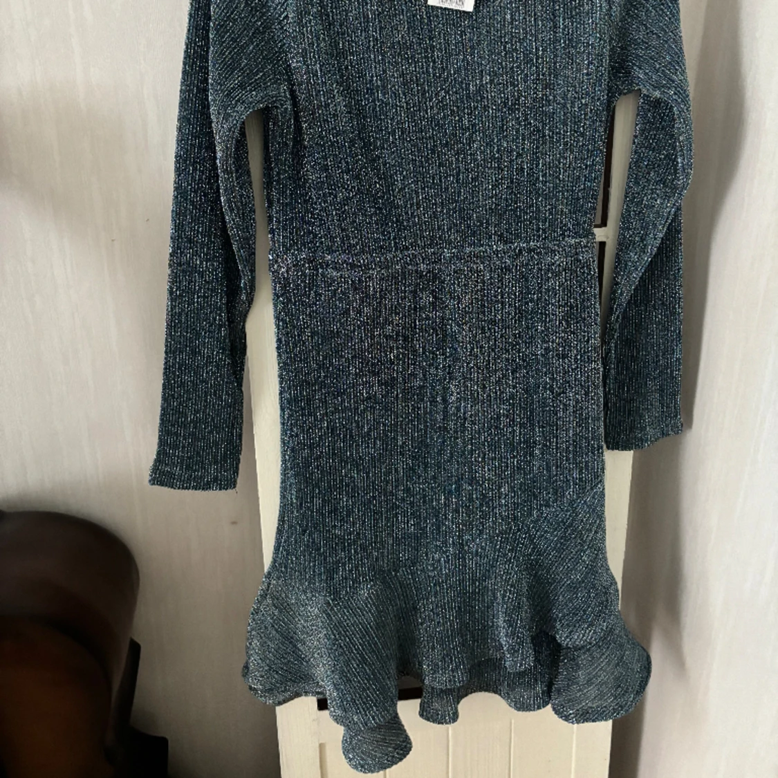 Så fin blå gnistrande klänning med volanger ny med lapp! - 90