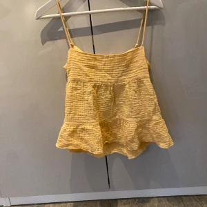 Topp  - Super söt gul topp perfekt till sommaren.