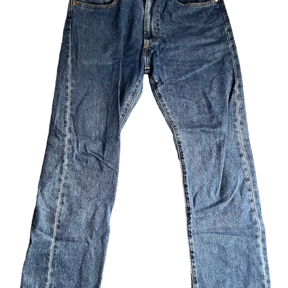 Säljer ett par Levis jeans 👖- storlek 34/32 - baggy fit - riktigt trevlig tvätt och bra kvalle 👌- såklart går priset att diskutera💶. Jeans & Byxor.