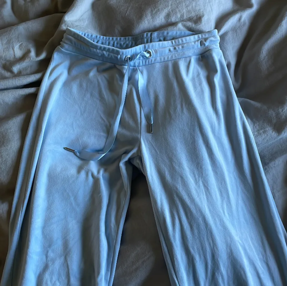Lika dana byxor från Gina, fast ljusblå. Säljs inte på hemsidan längre. Fin ljusblå färg (bättre bild kontakta) Knappt använda o inga defekter . Jeans & Byxor.