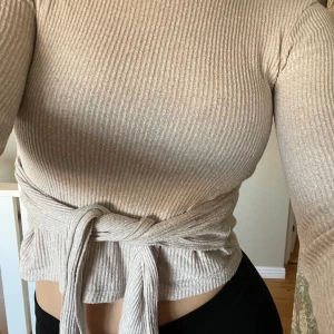 Topp från zara storlek xs - Supersöt topp från zara i storlek xs, kan skicka fler bilder💓