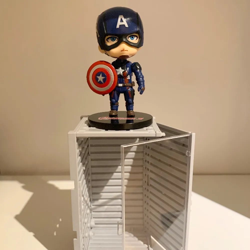 Captain America action figure.Displayboxen ingår. Färgalternativ för displayboxen är svart och grå.skriv gärna privat om fler bilder önskas eller om det är något du undrar.. Accessoarer.