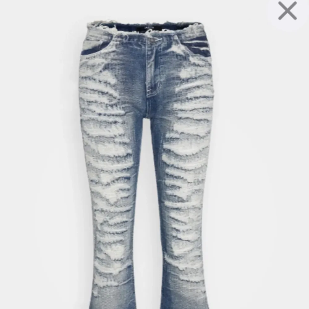 Assnygga jeans i nyskick men tyvärr förstora när jag fick hem dem så de är därför jag säljer ❤️  färgen ser mer ut som på bild 1 än 2. Skriv för fler bilder eller frågor. Jeans & Byxor.