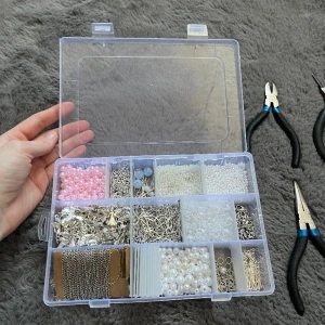 Smycke låda  - Säljer hel min låda med smycketillverkning✨  Och såklart får ni verktygen med!!  