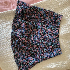 BLOMMIG KJOL - Säljer min sååå söta blommiga kjol från new yorker! Använd ett par gånger - dragkedjan är lite sönder men detta syns inte när kjolen är stängd! (Bild 3)!! Den passar XS-S!
